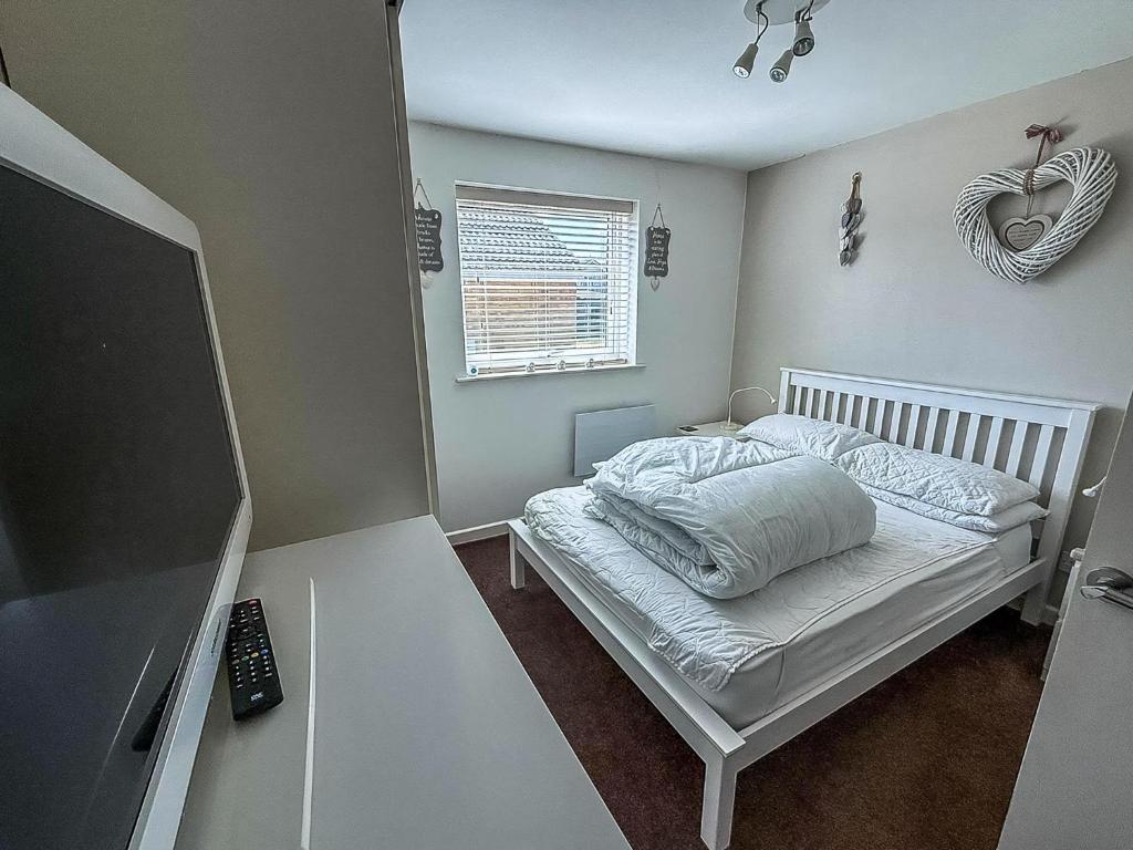 Lovely 5 Berth Bungalow At Waterside Village Park In Corton Ref 14006W 2