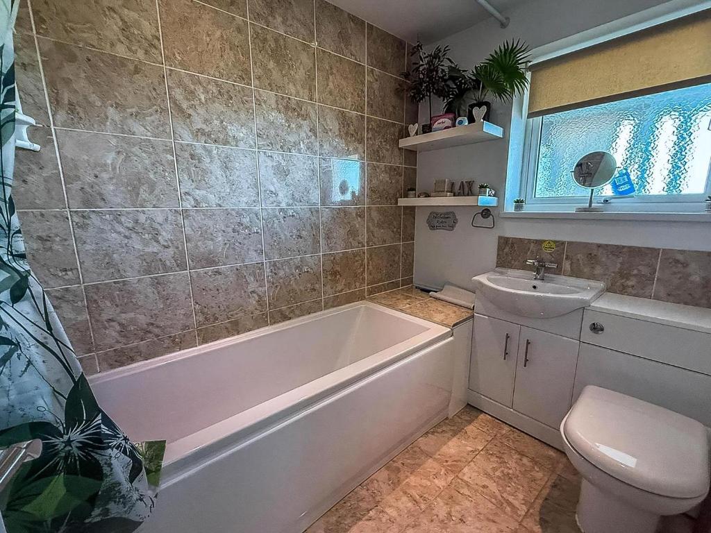 Lovely 5 Berth Bungalow At Waterside Village Park In Corton Ref 14006W 3