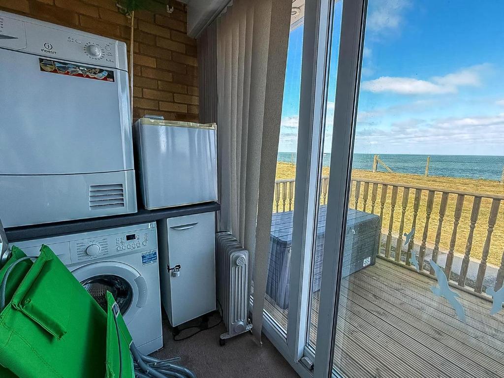 Lovely 5 Berth Bungalow At Waterside Village Park In Corton Ref 14006W 6