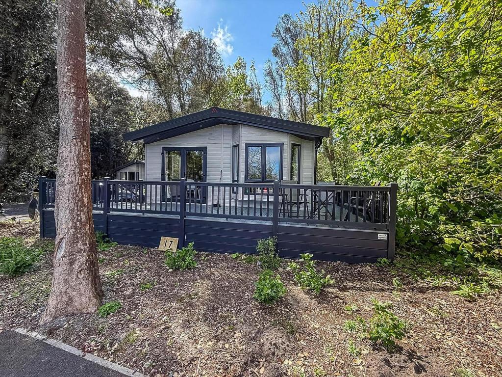 Beautiful Lodge With Decking At Azure Seas In Suffolk, Sleeps 6 Ref 32217Og 6