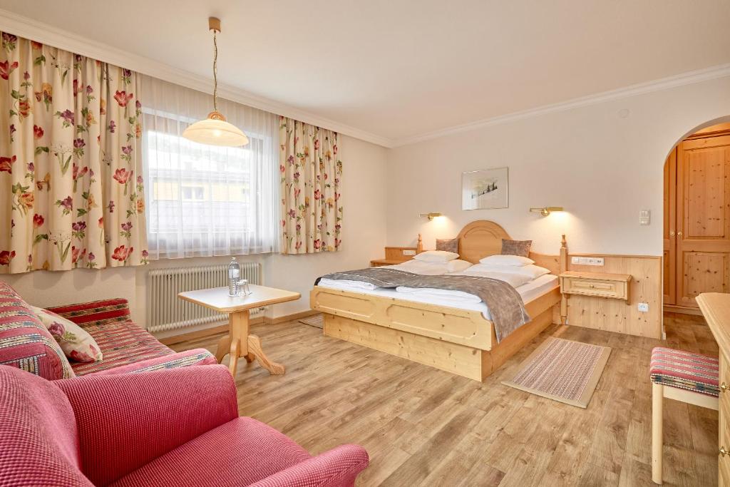 Кровать или кровати в номере Hotel Appartement Roggal