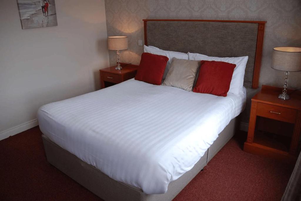 Postel nebo postele na pokoji v ubytování Ballyliffin Hotel