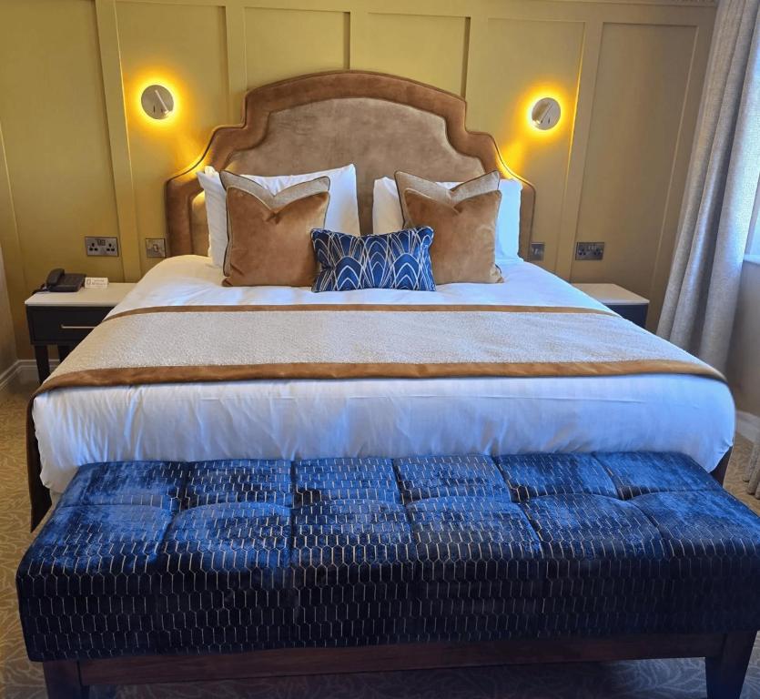 Postel nebo postele na pokoji v ubytování Ballyliffin Hotel