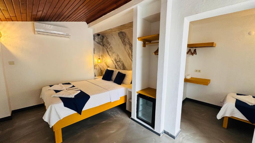 A bed or beds in a room at Tomsan Suites & Villas Akyaka