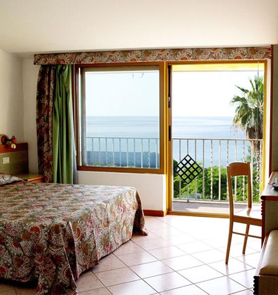 Postel nebo postele na pokoji v ubytování Cala Petrosa Resort