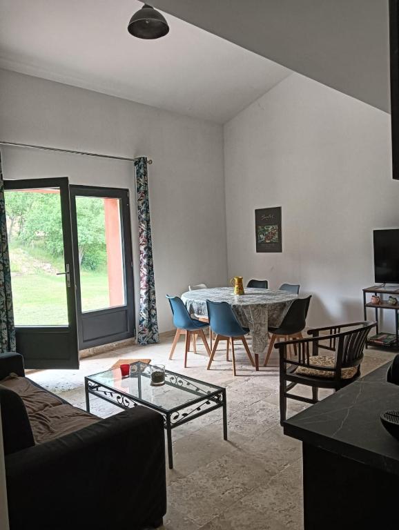 Televízia a/alebo spoločenská miestnosť v ubytovaní Domaine Bastide Blanche