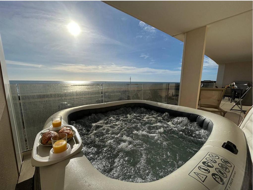 une baignoire jacuzzi dans une chambre avec vue dans l'établissement Capri Gra, à Valras-Plage