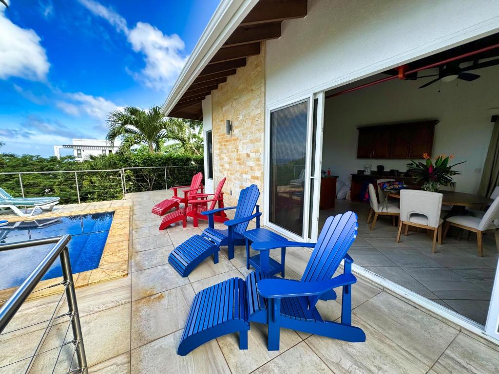 Balkón nebo terasa v ubytování Spectacular Luxury Rental With Ocean Views And Private Pool