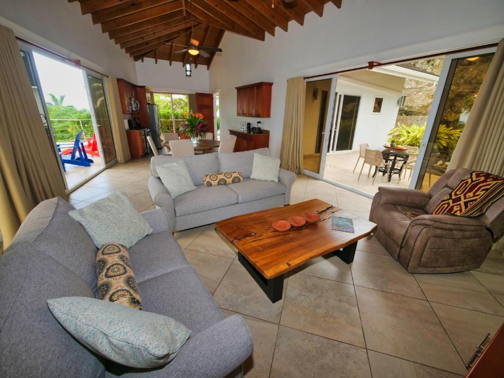 Posezení v ubytování Spectacular Luxury Rental With Ocean Views And Private Pool
