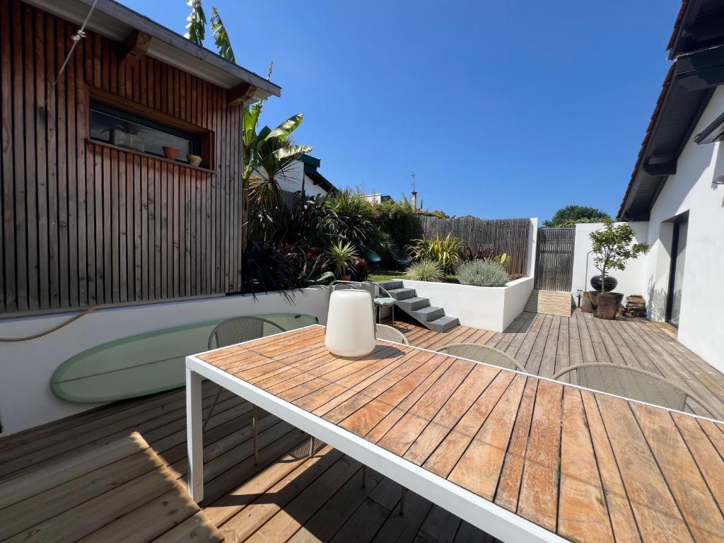 un patio avec une table et des chaises sur une terrasse dans l'établissement House, beach on foot in Anglet, à Anglet