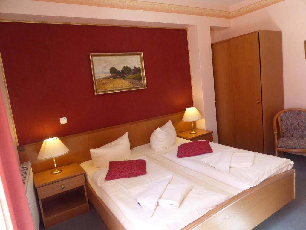 Postel nebo postele na pokoji v ubytování Hotel Koos