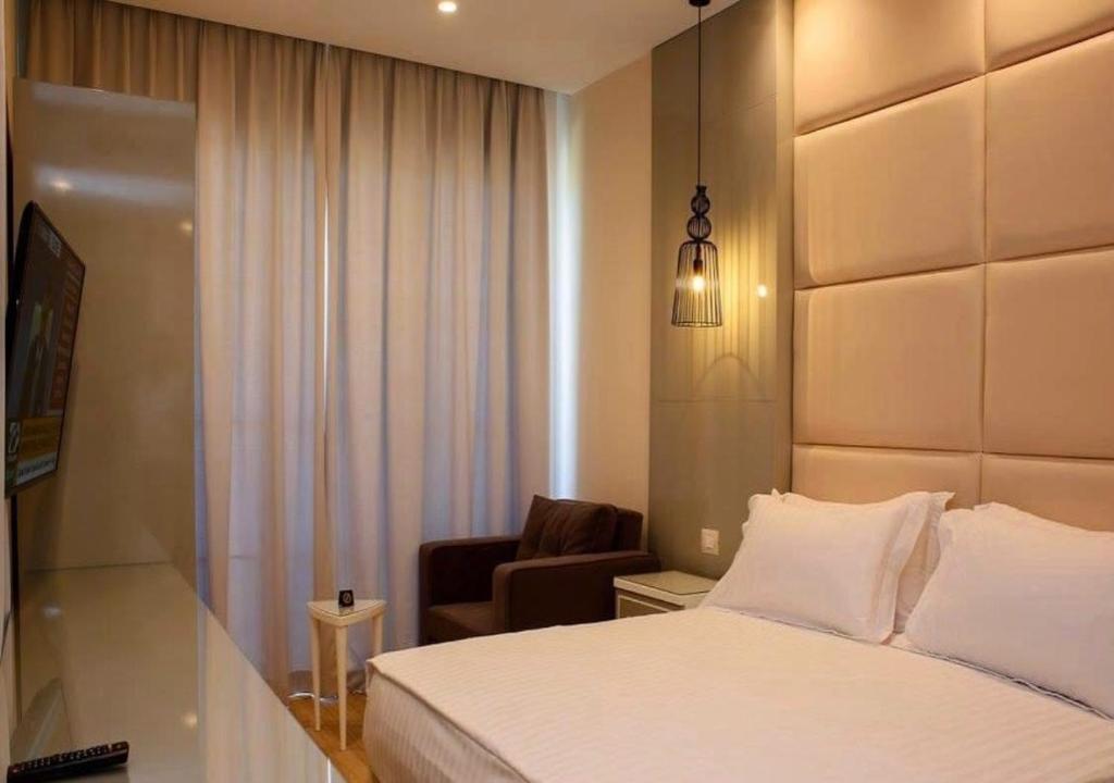 Postel nebo postele na pokoji v ubytování The Empire Suites Inn Near Delhi IGI Airport