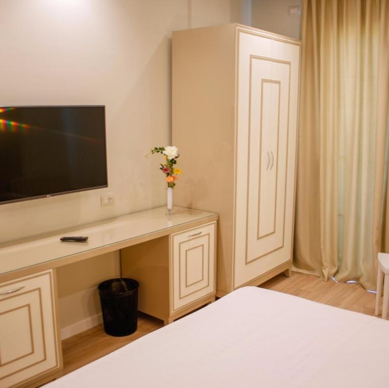 Postel nebo postele na pokoji v ubytování The Empire Suites Inn Near Delhi IGI Airport