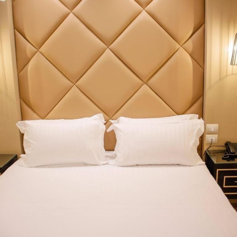 Postel nebo postele na pokoji v ubytování The Empire Suites Inn Near Delhi IGI Airport