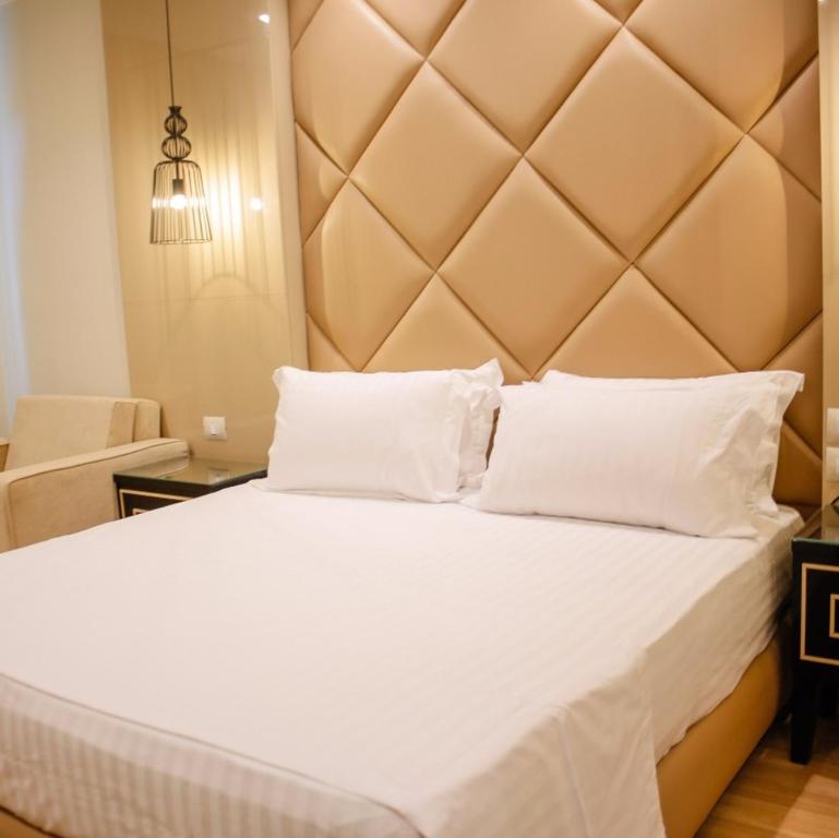 Postel nebo postele na pokoji v ubytování The Empire Suites Inn Near Delhi IGI Airport