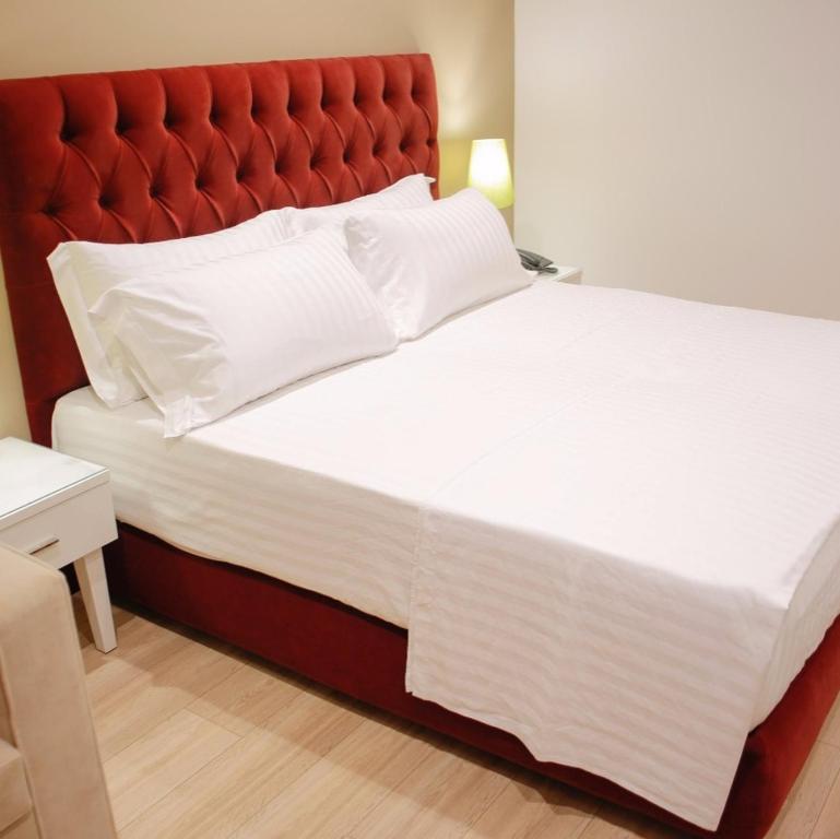 Postel nebo postele na pokoji v ubytování The Empire Suites Inn Near Delhi IGI Airport
