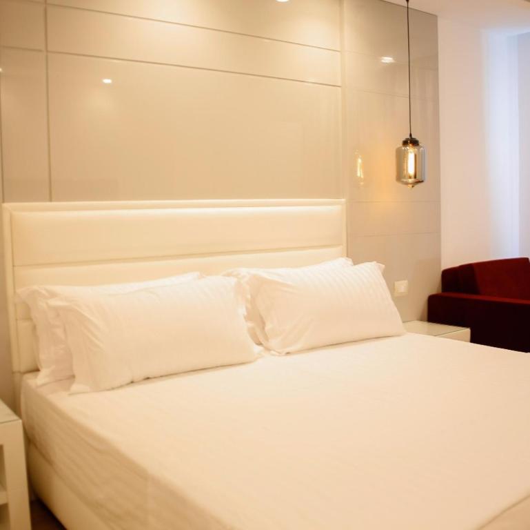 Postel nebo postele na pokoji v ubytování The Empire Suites Inn Near Delhi IGI Airport