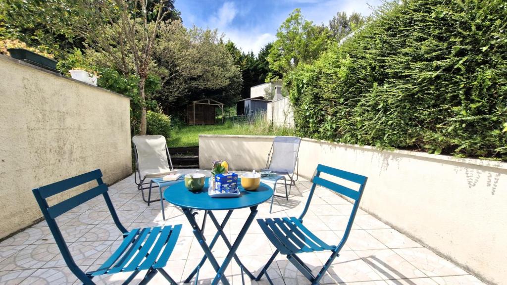 une table et des chaises bleues sur une terrasse dans l'établissement Meschers sur Gironde - VILLA de VACANCES au TOP - RESIDENCE IDEALE EN FAMILLE, à Meschers-sur-Gironde