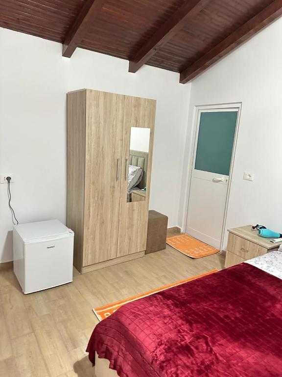 Villa Zefi Rrencc房間的床