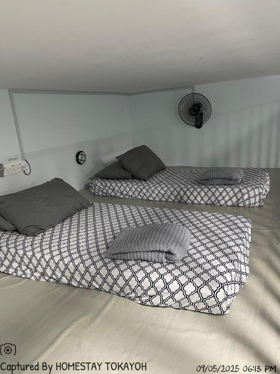 Postel nebo postele na pokoji v ubytování Homestay Studio TOKAYOH