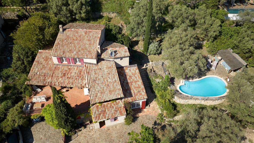 una vista dall'alto di una casa con piscina di Charme provençal Les amandiers piscine et animaux a Solliès-Toucas
