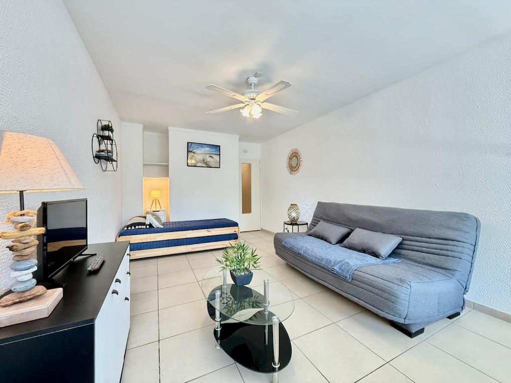 un salon avec un canapé et une table dans l'établissement Studio Cozy - Loggia - Plage 200m, à La Seyne-sur-Mer