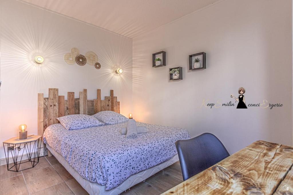 une chambre avec un lit, une table et une chaise dans l'établissement Le Bohème chic et cosy au cœur de Pau, à Pau