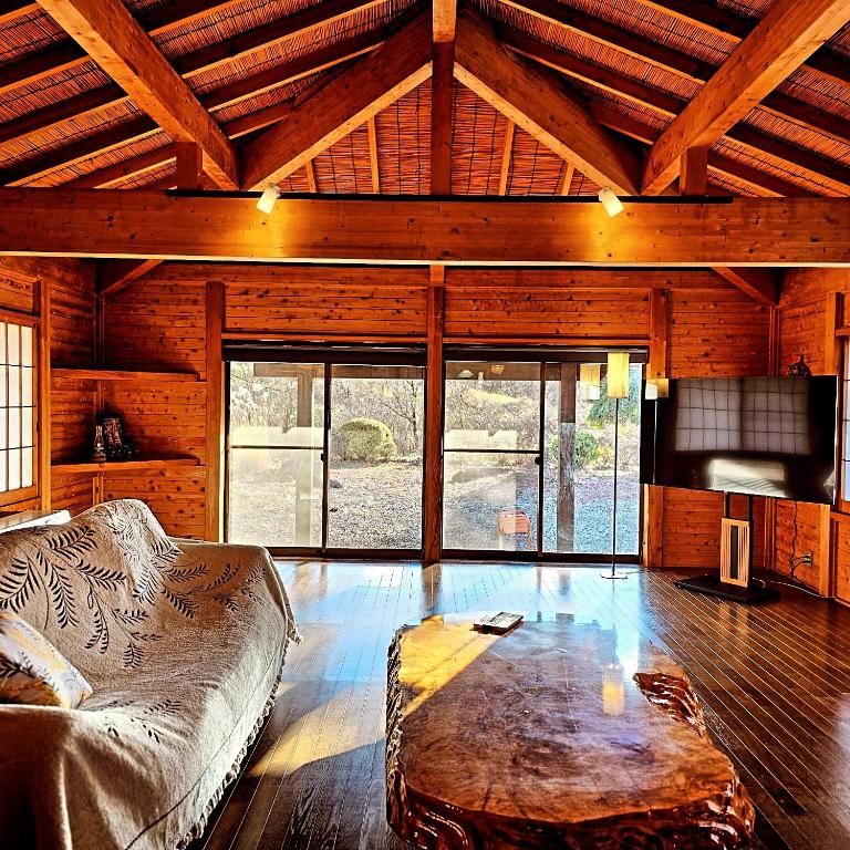 a living room with a couch and a coffee table at Pet friendly NASU Royal Villa ペットと泊まれる広々貸切別荘 那須ロイヤルヴィラBBQ駐車5台OK in Nasu