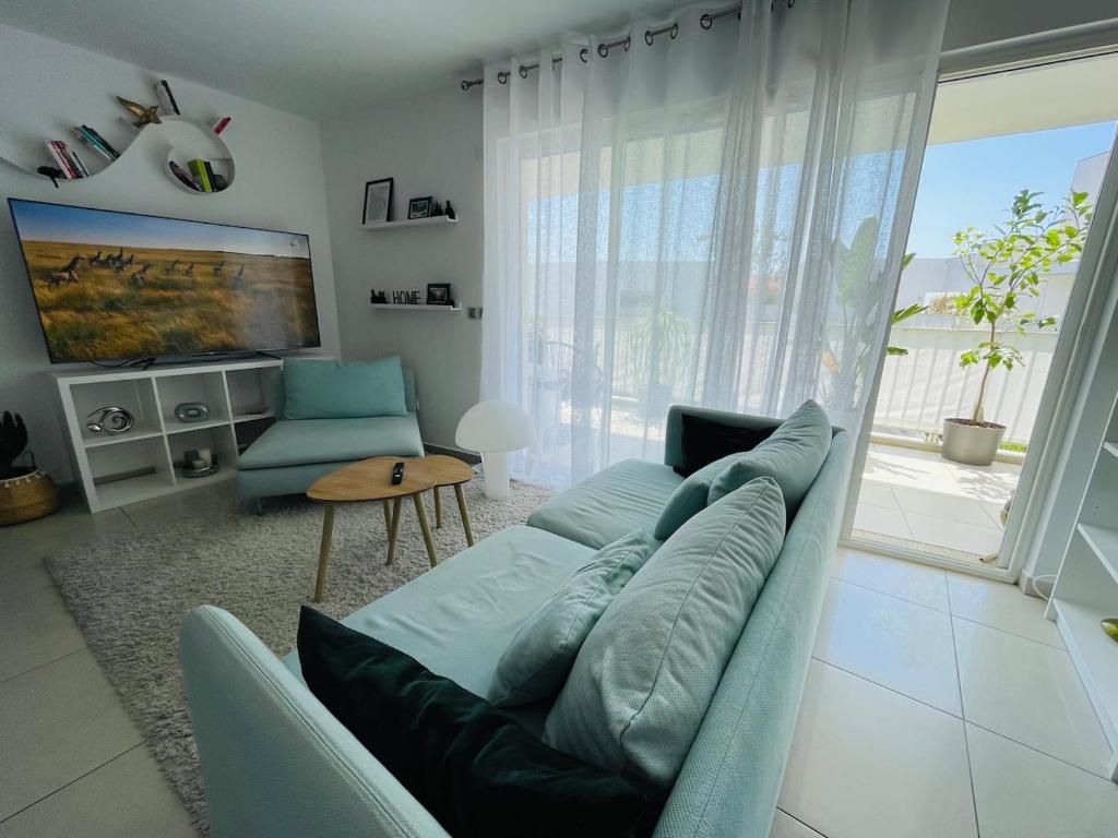 un salon avec un canapé et une table dans l'établissement Charmant 2 pièces proche Croisette, à Cannes