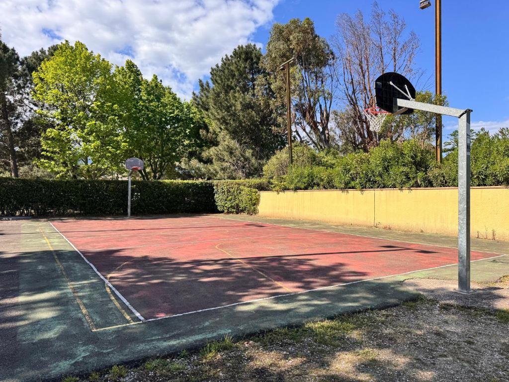 Tenis alebo squash v ubytovaní Charmant appartement en Village Club avec piscine alebo jeho okolí