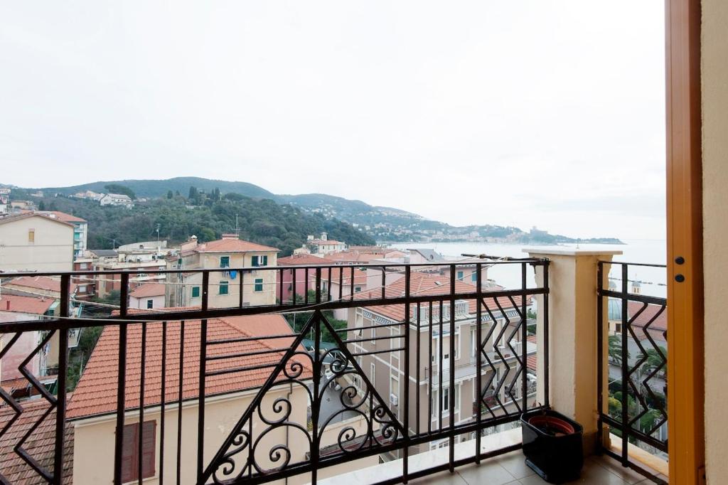 a balcony with a view of the ocean at 50 m from the beach, Lerici-5 Terre, gulf view in Lerici