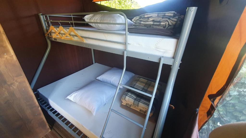 Palanda nebo palandy na pokoji v ubytování Camping le Jalinier Onlycamp