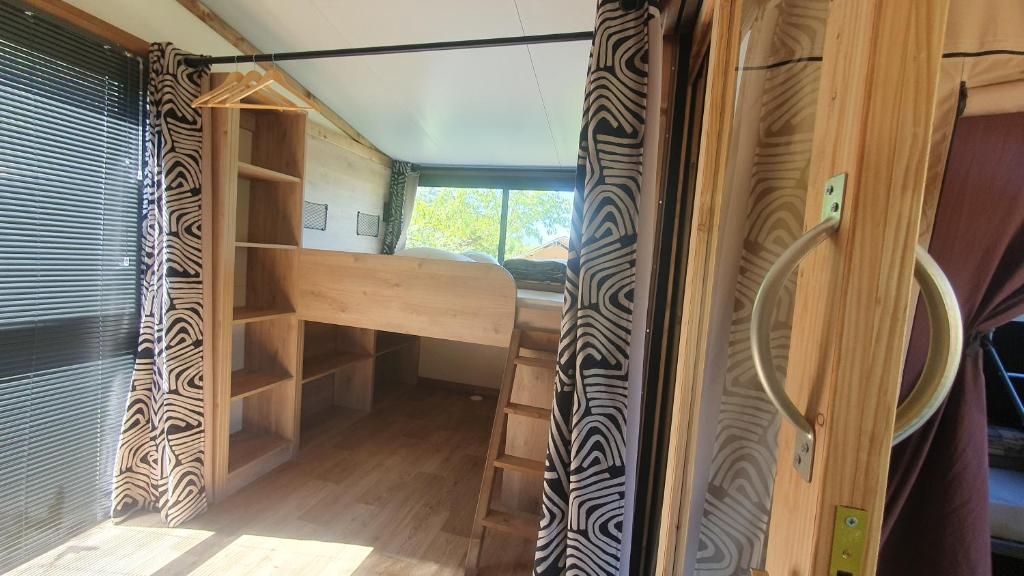 Palanda nebo palandy na pokoji v ubytování Camping le Jalinier Onlycamp