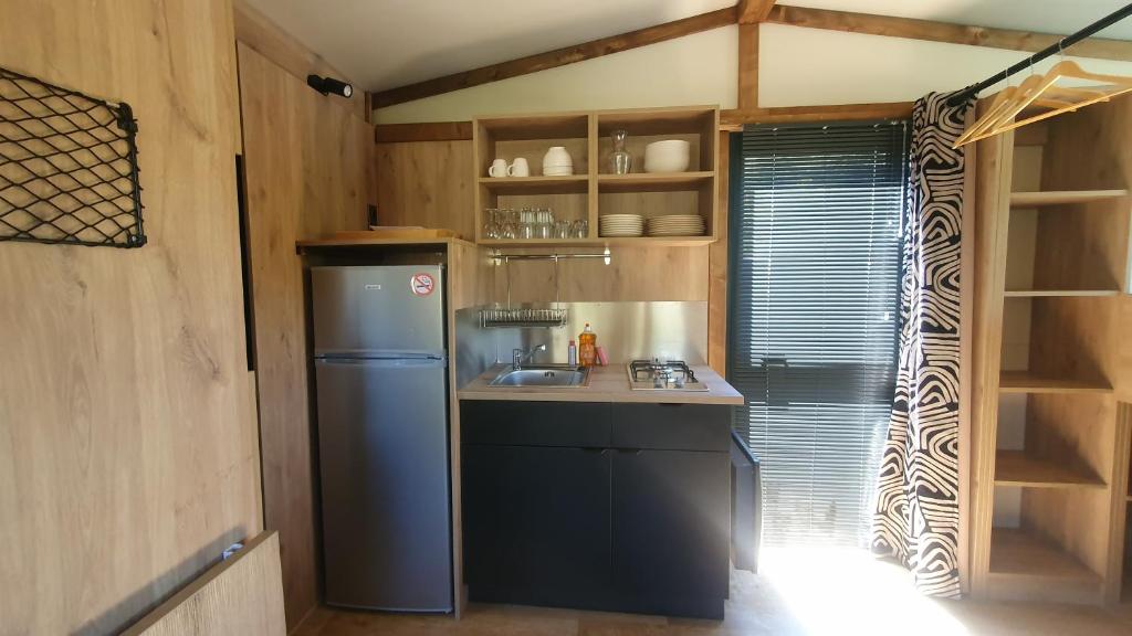 Kuchyň nebo kuchyňský kout v ubytování Camping le Jalinier Onlycamp