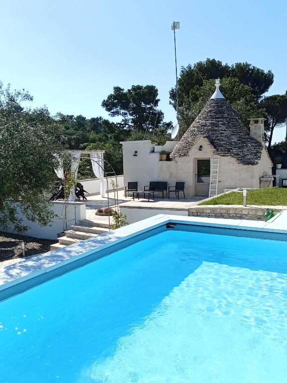 een zwembad voor een huis bij Villa Fransisca in Alberobello