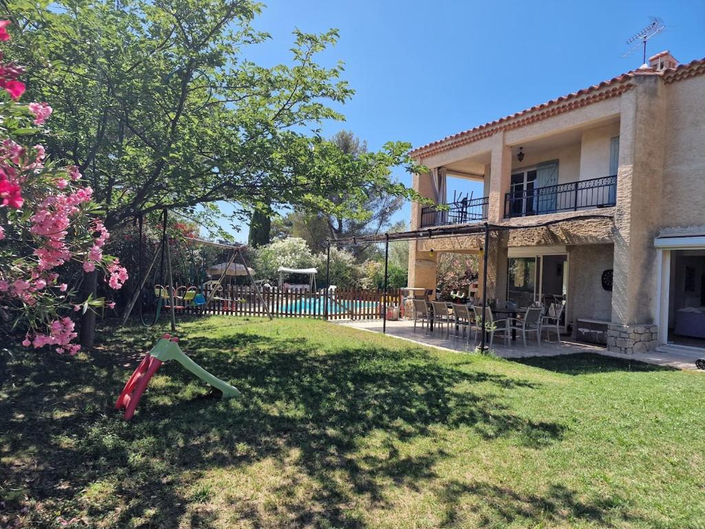 une maison avec une cour et une aire de jeux dans l'établissement Family home with 6 bedrooms and pool, à La Celle-sous-Gouzon
