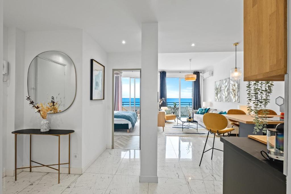 - une cuisine et un salon avec une table et un miroir dans l'établissement Endless Azure, à Nice
