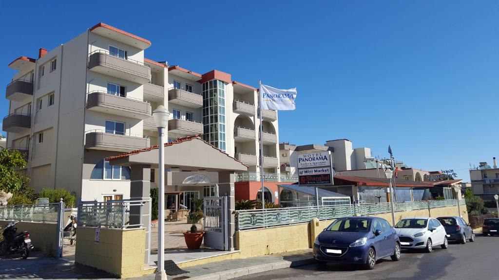 een parkeerplaats met auto's voor een gebouw bij Panorama Hotel Apartments in Rhodos-stad
