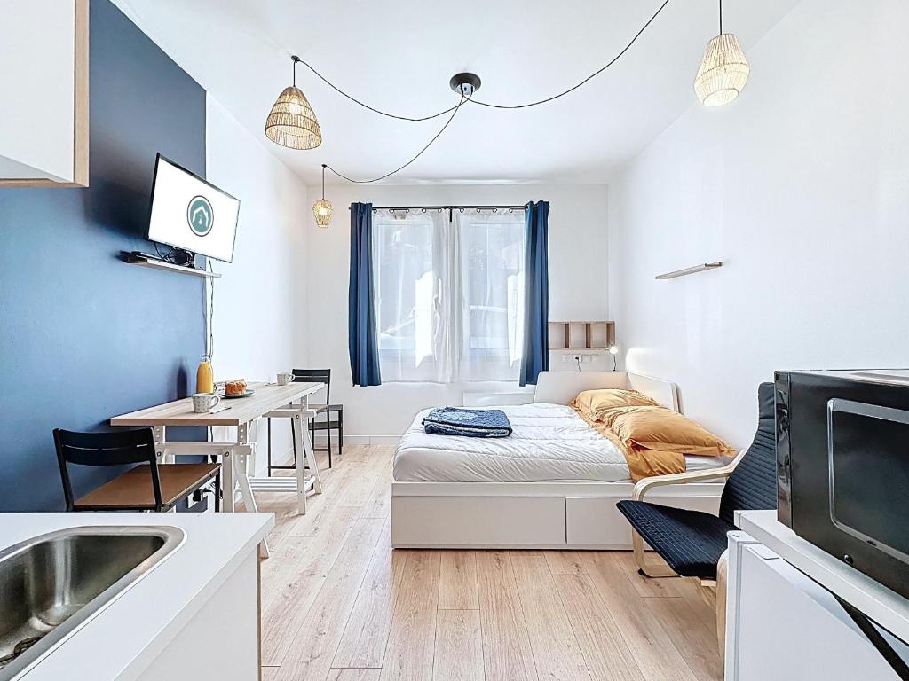 une chambre avec un lit et un bureau et une cuisine dans l'établissement Studio recent et moderne parking fibre Ker Vern, à Brest