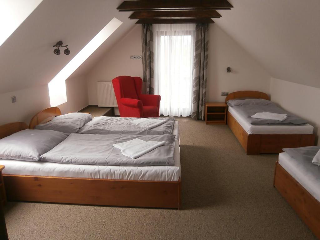 Postel nebo postele na pokoji v ubytování Hotel Flora