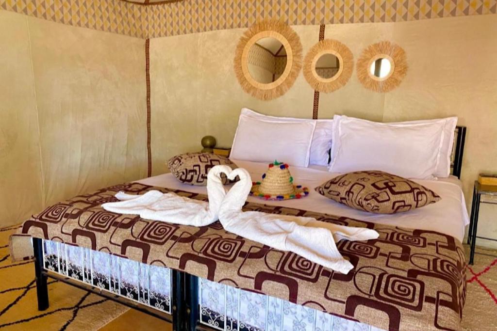 Postel nebo postele na pokoji v ubytování Lantern Luxury Camp
