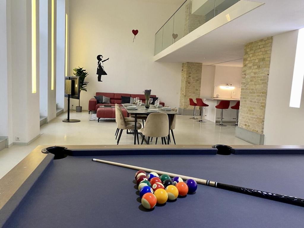 Piljardilaud majutusasutuses Loft With Pool Table, Kitchen Island & Gallery