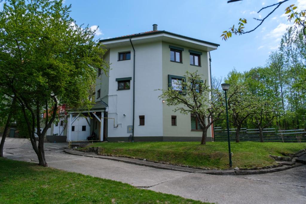 Budova, kde se vila nachází