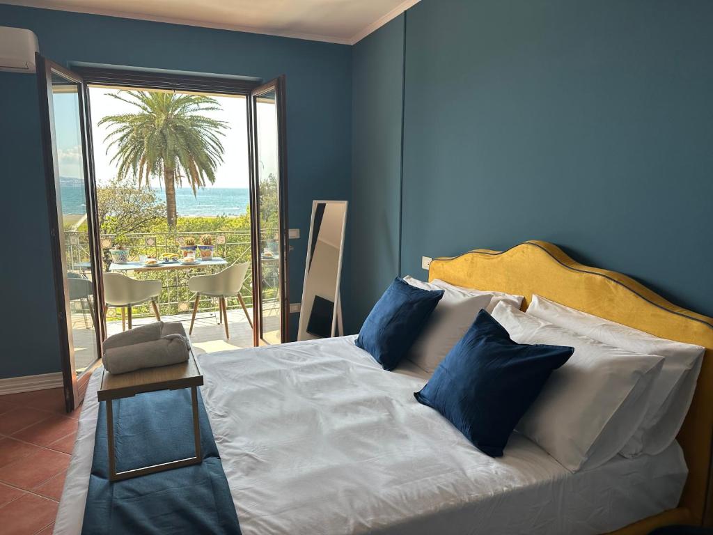 ein Schlafzimmer mit einem Bett und Meerblick in der Unterkunft Nottedimare in Castellammare di Stabia