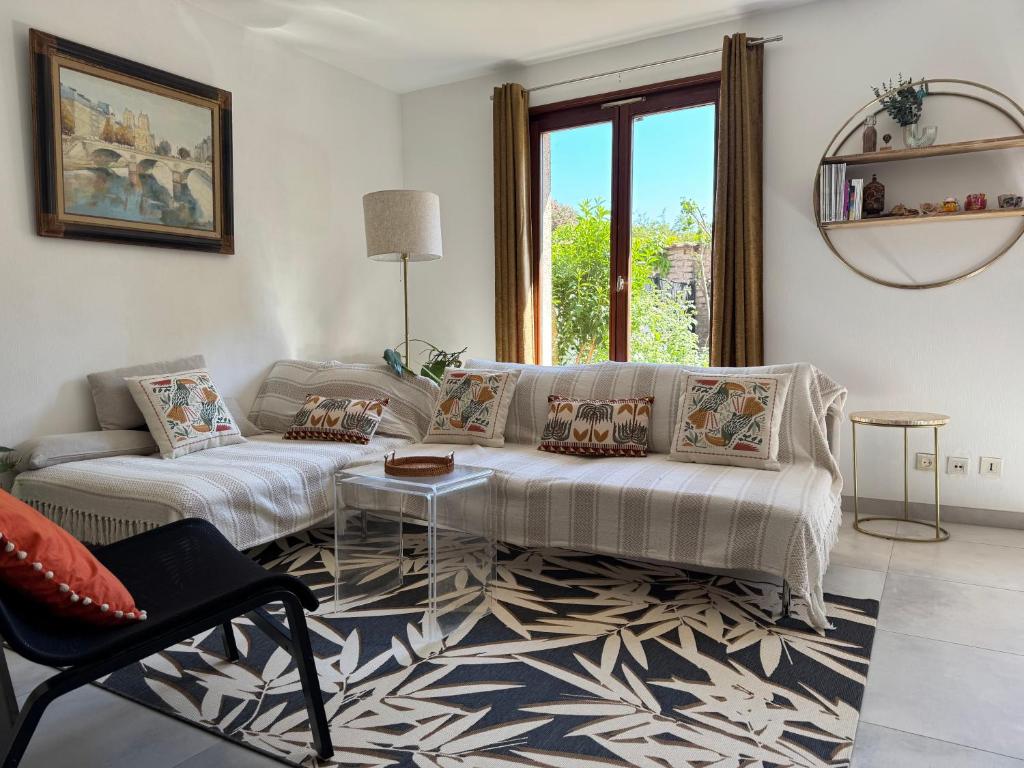 un salon avec un canapé et une table dans l'établissement Maison familiale 4P 10 min Strasbourg centre, à Schiltigheim