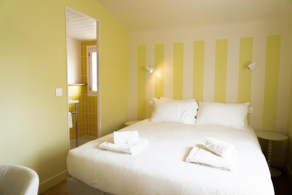 Postel nebo postele na pokoji v ubytování Hotel Bleu Soleil