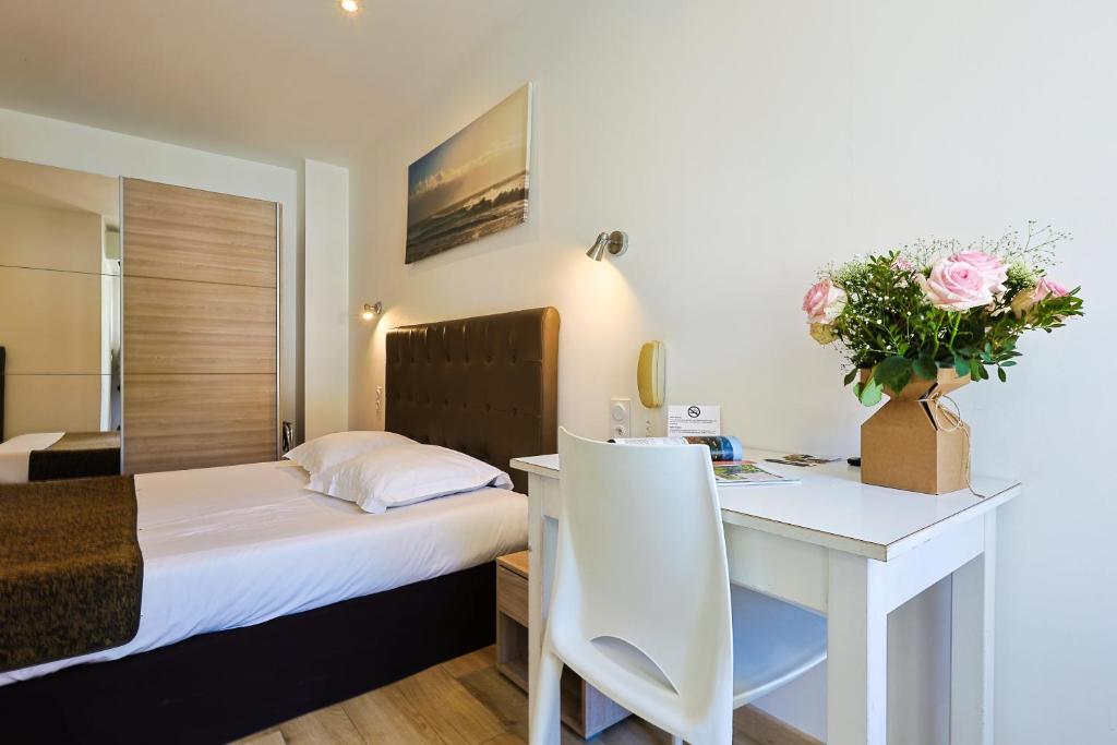 Postel nebo postele na pokoji v ubytování Cap Nègre Hôtel