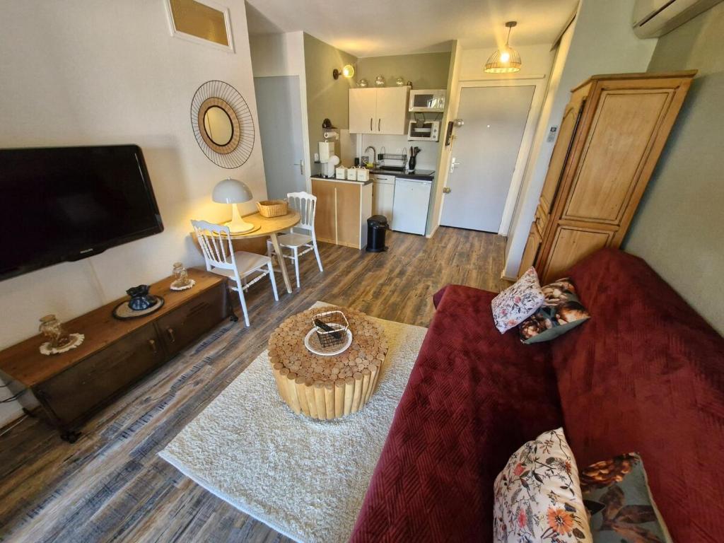 un salon avec un canapé et une table dans l'établissement Le Lagon Bleu - Piscine, à Fréjus