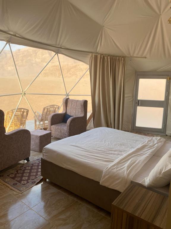 Postel nebo postele na pokoji v ubytování Wadi Rum Sarab Camp