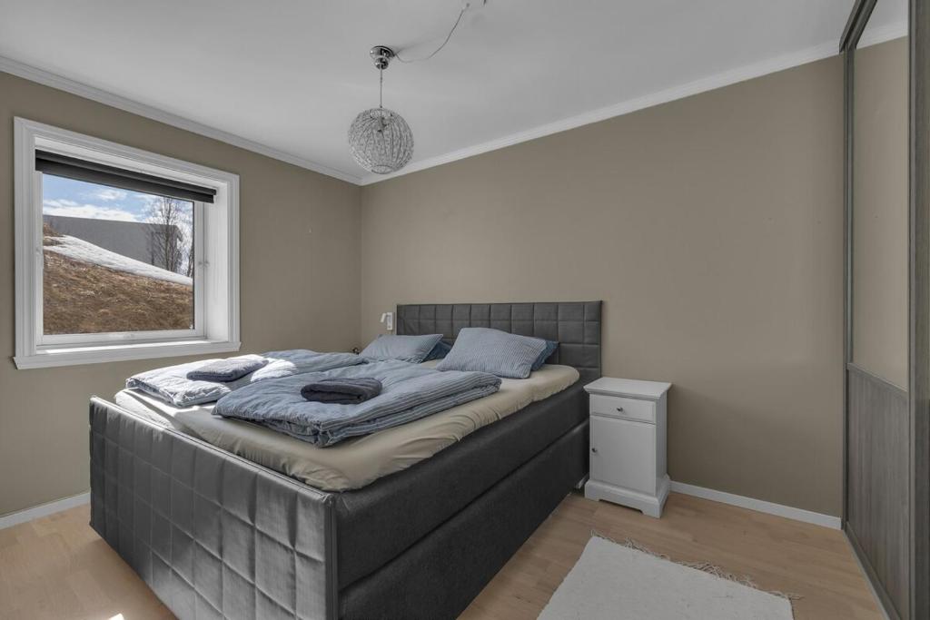 una camera da letto con un letto grande con una finestra di Casa Reinen a Trondalen